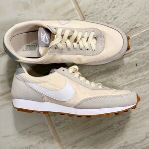 NWOT WOMENS NIKE DAYBREAK SHOES SIZE 6.5